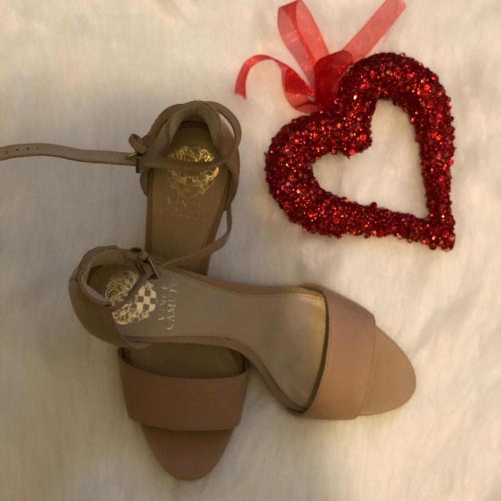 Vince camuto beige heels shoes size 9